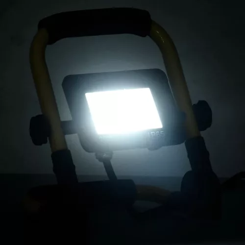 Hideg fehér fényű fogantyúval ellátott LED-es reflektor 20 W