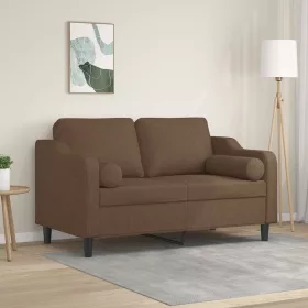 2 személyes barna szövet kanapé díszpárnákkal 120 cm