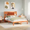 Barna tömör fenyőfa könyvespolcos ágy matrac nélkül 140 x 190cm