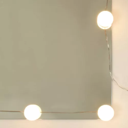 Fehér tükrös szekrény LED-ekkel 90x31,5x62 cm