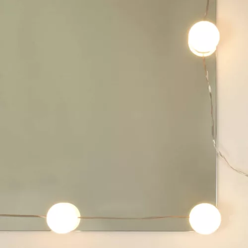 Barna tölgy színű tükrös szekrény LED-ekkel 90 x 31,5 x 62 cm