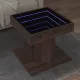 Barna tölgy szerelt fa dohányzóasztal LED-del 50 x 50 x 45 cm